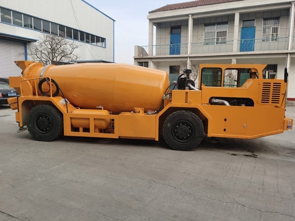 礦用濕噴臺車(chē)，礦用混凝土泵，礦用攪拌機發(fā)貨