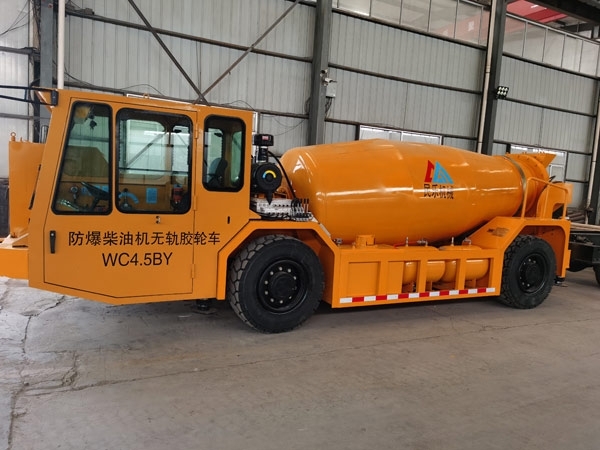 礦用濕噴臺車(chē)，礦用混凝土泵，礦用攪拌機發(fā)貨