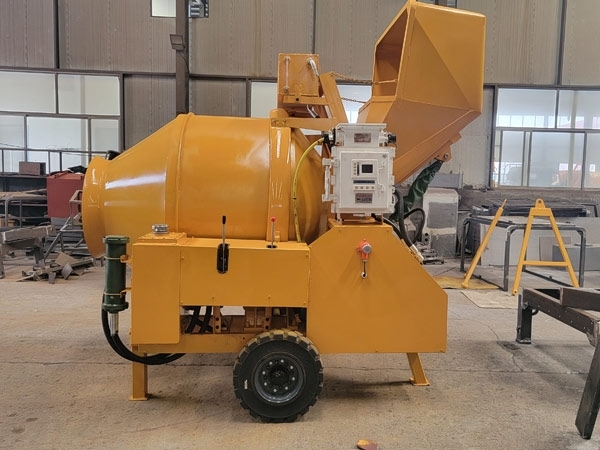礦用濕噴臺車(chē)，礦用混凝土泵，礦用攪拌機發(fā)貨